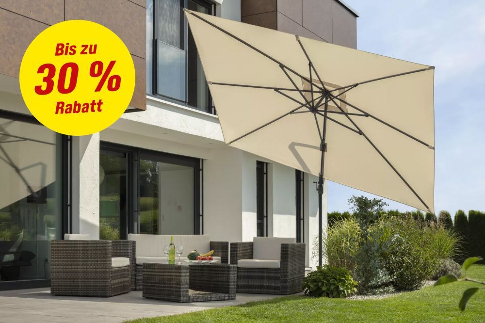 Gartenmöbel mit Sonnenschirm auf Terrasse